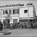תמונה היסטורית של הפגנה בכפר סבא ליד מלון המרכז