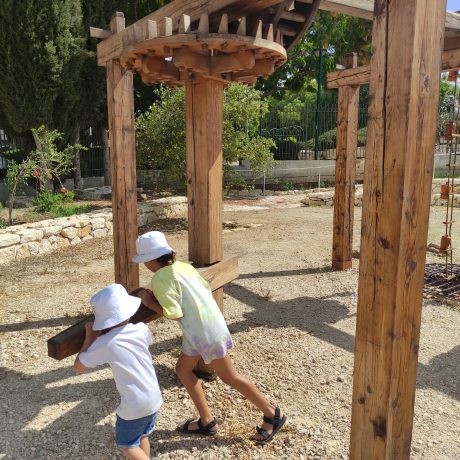 ילדים מפעילים את באר האנטיליה