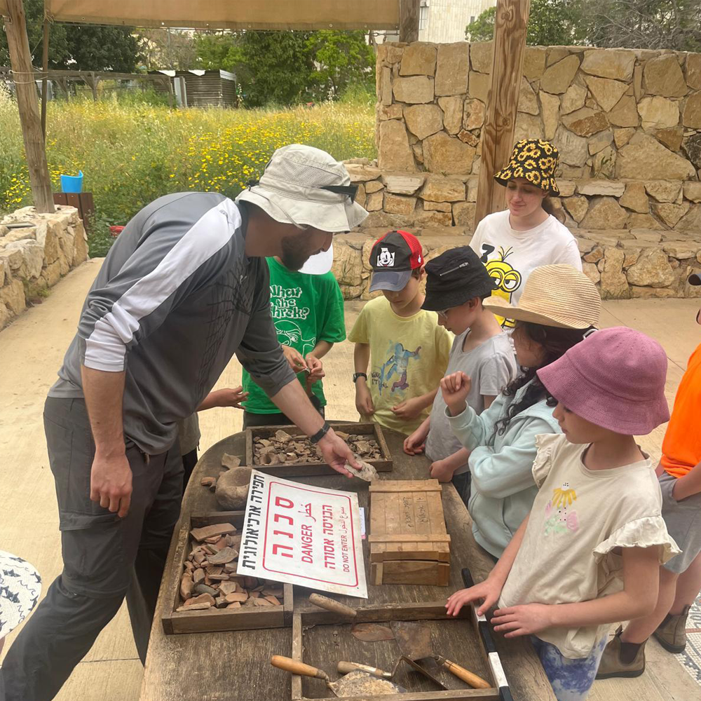 מפגש עם ארכיאולוג בגן הארכיאולוגי כפר סבא