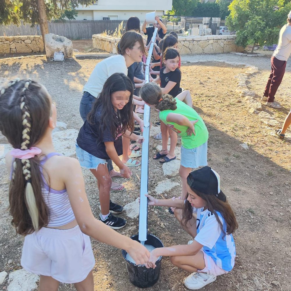 מוצאים מים בגן הארכיאולוגי